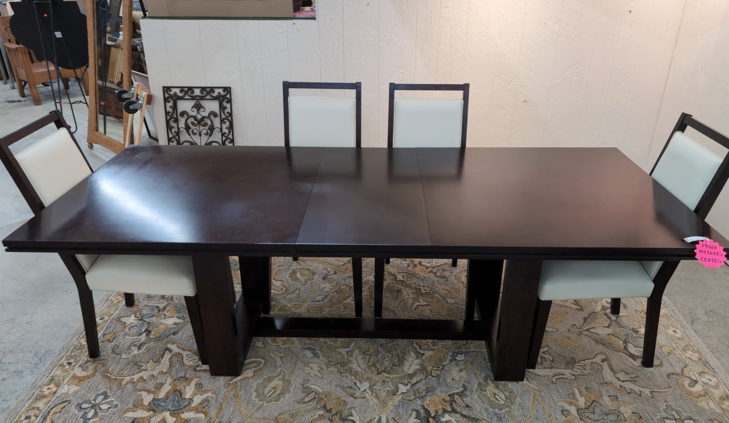 O-Pailier Table with Chairs