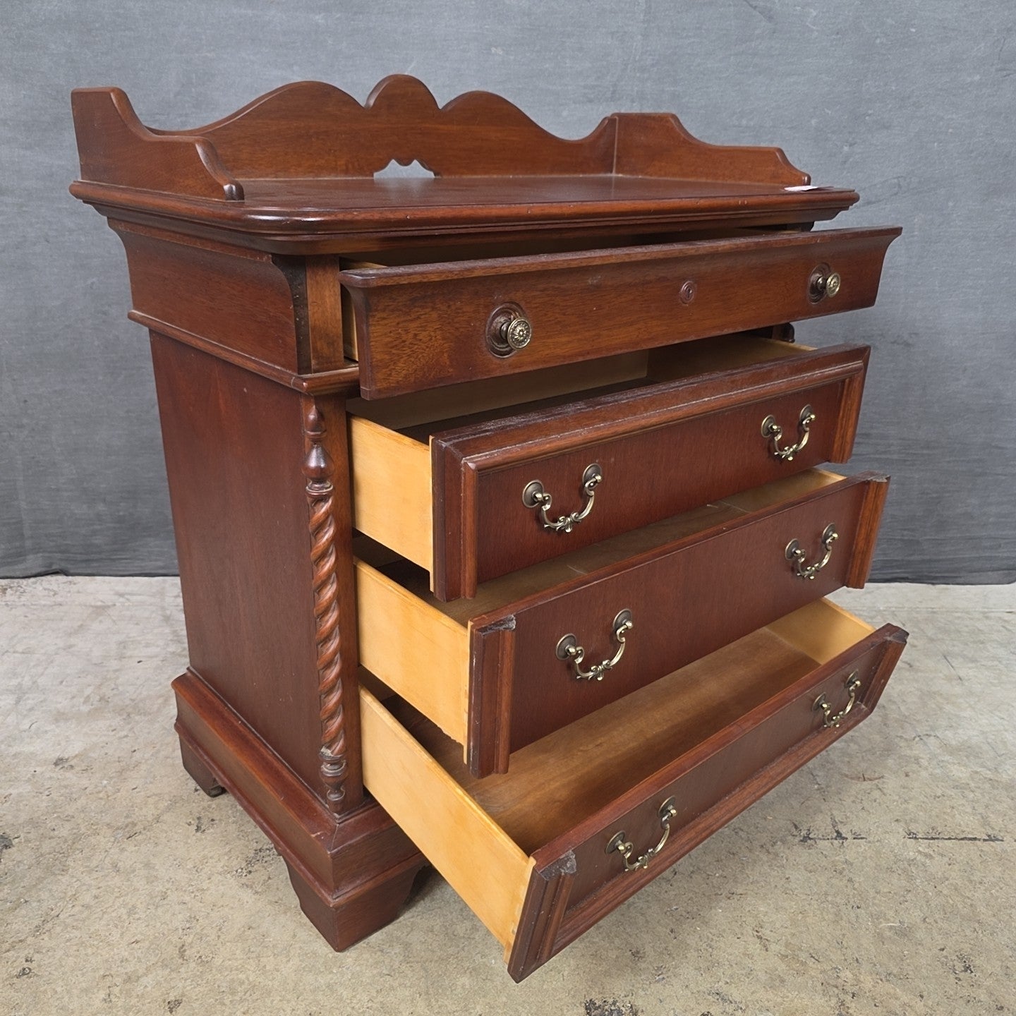 Dresser