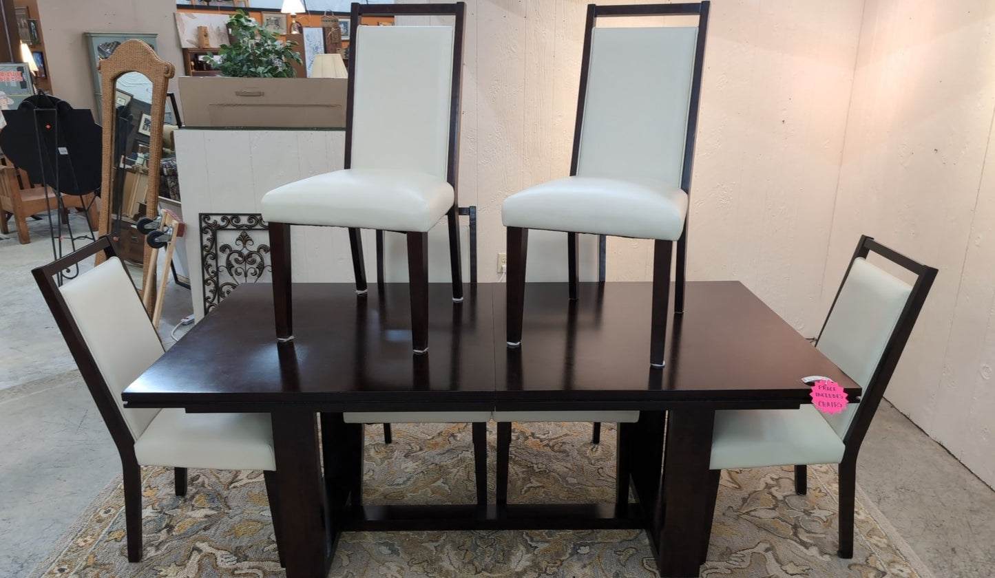 O-Pailier Table with Chairs